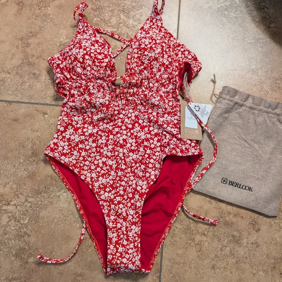 Berlook NWT Large Red Floral One Piece Swimsuit - Picture 1 of 3